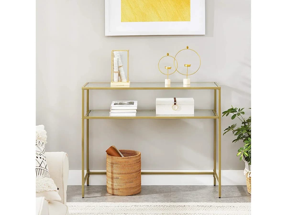 Mesa de console para sala de estar Valora, com prateleiras de metal dourado e vidro.