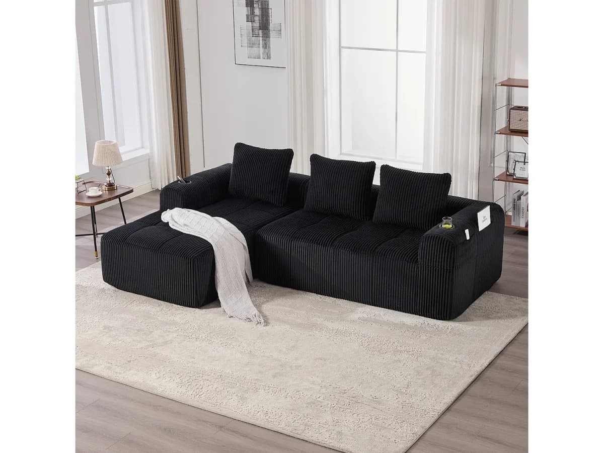 Sofá modular compacto em veludo cotelê com bolsos laterais e almofadas, preto - Elegância e funcionalidade para o uso diário.