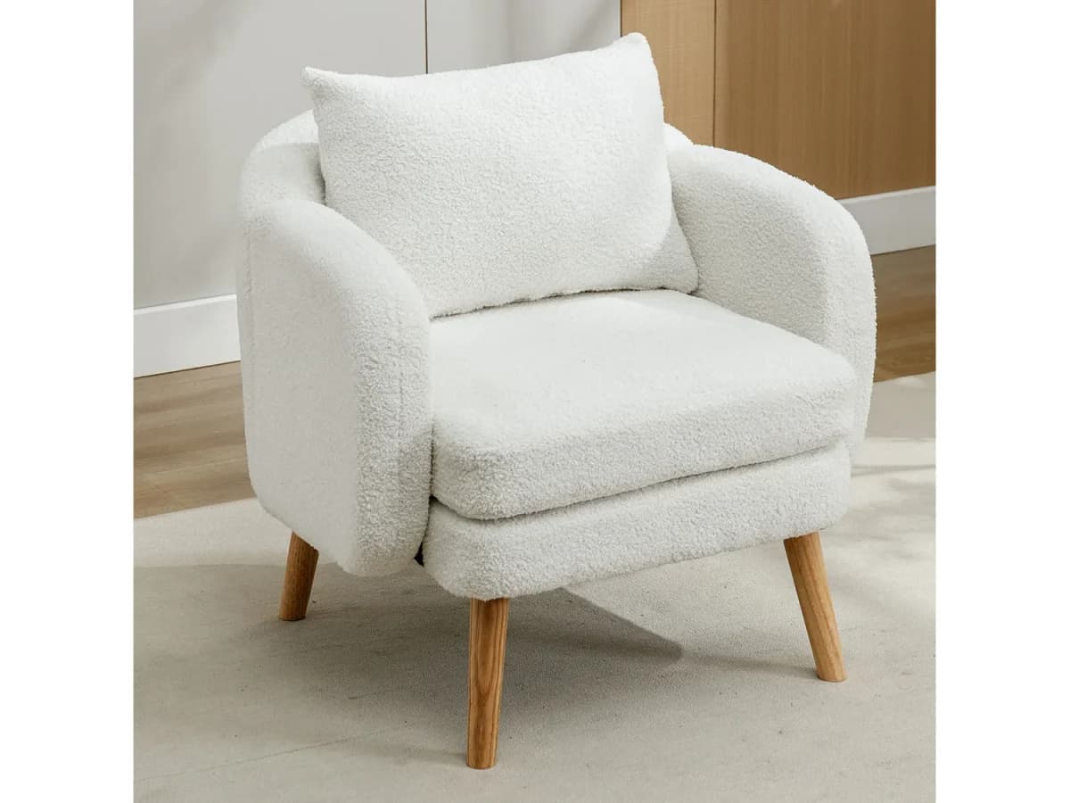 Poltrona Teddy em veludo com almofada e pernas em madeira. Estofamento extra grosso, perfeita para sala de estar.