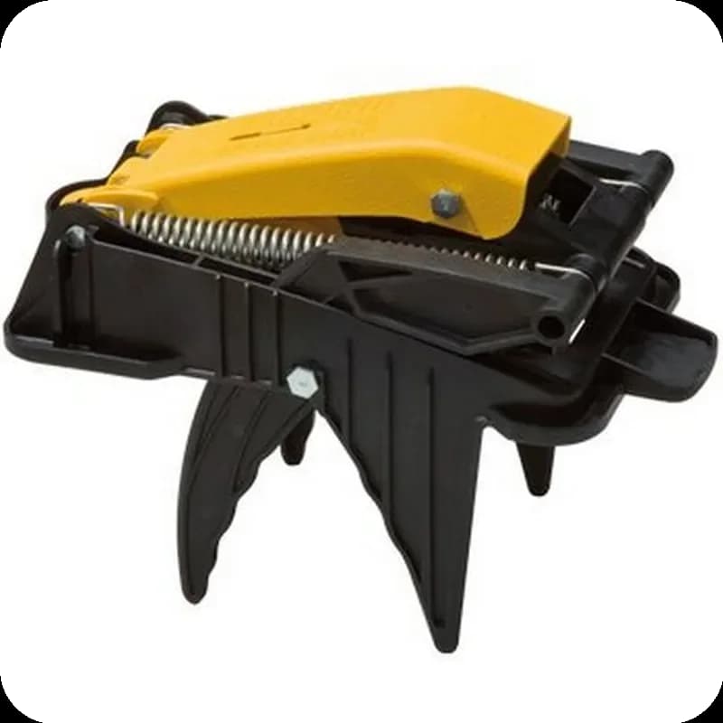 Armadilha Talpirid em nylon reforçado com pedal amarelo, vista lateral detalhada. Dispositivo de captura para eliminar toupeiras de forma segura e eficaz.