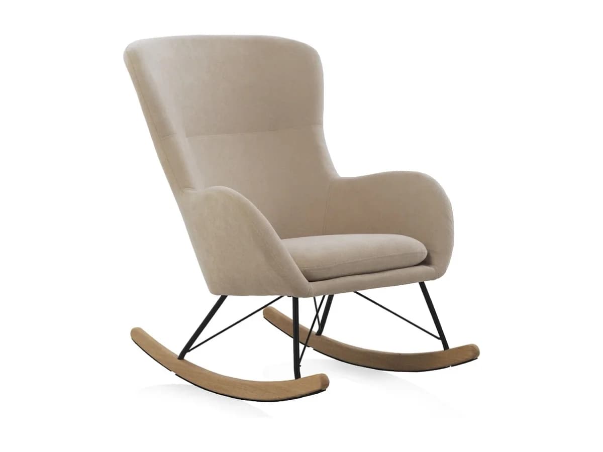 Mecedora tapizada en beige con patas de metal y base de patín de madera de haya.