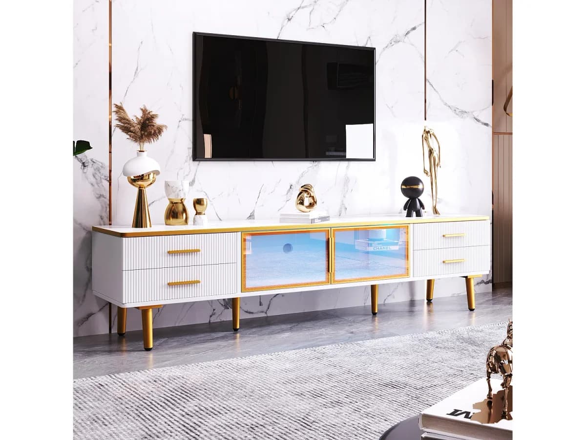 Móvel de TV com 2 portas de vidro temperado marrom e 4 gavetas, tampo em folheado de mármore branco, corpo branco e dourado