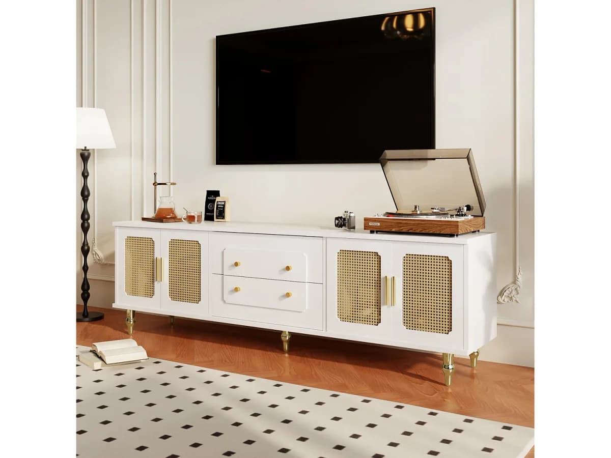 Móvel de TV baixo em estilo retrô com puxadores dourados, porta em rattan e pés de metal, para sala de estar, branco.