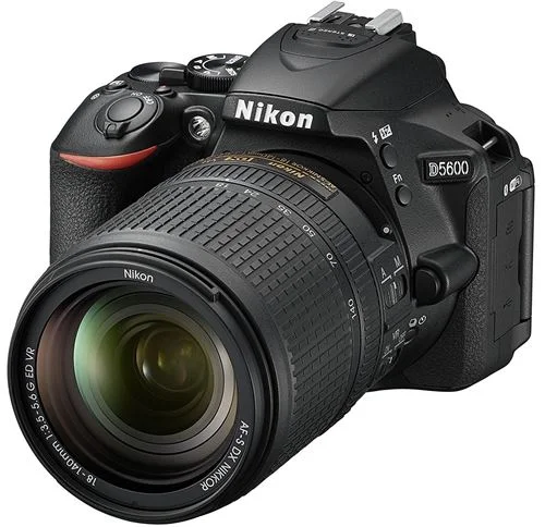 Máquina Fotográfica Reflex (DSLR) Nikon D5600 + 18-140 VR - Reflex 24 MP | APS-C | f3.5-5.6