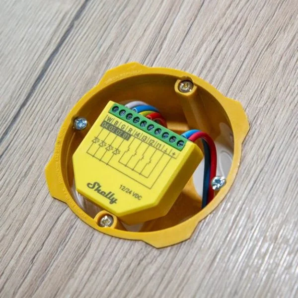 Shelly Controlador de Iluminação Embutido Plus RGBW PM WLAN Bl Wi-Fi BT 12/24VDC 4 Canais com Medição de Energia