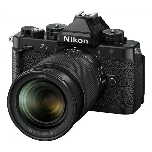 Nikon Z f + 24-70mm f/4 S Preta